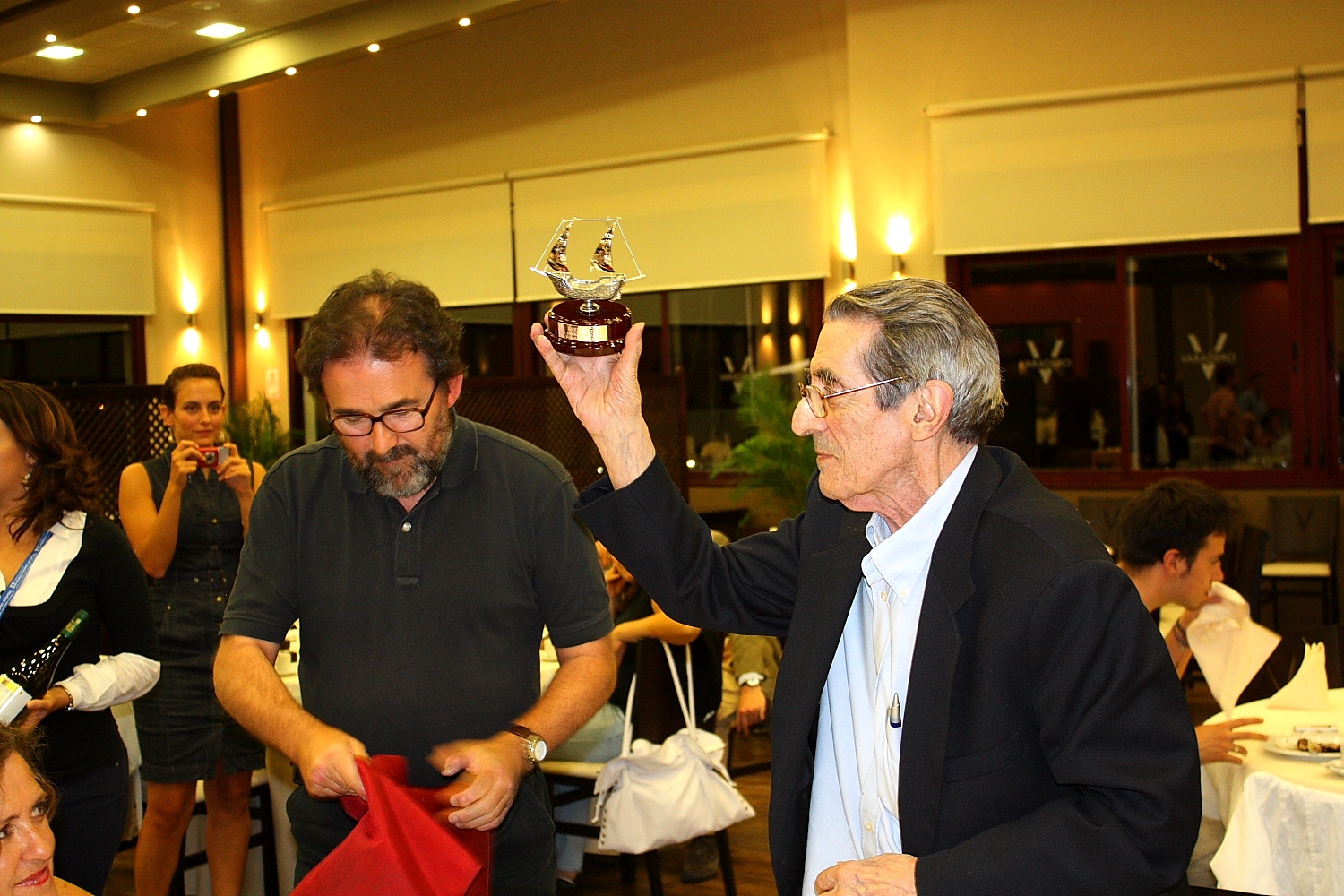 Meneses muestra su premio