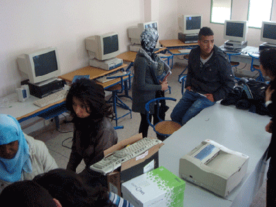 Algunos de los estudiantes del lycée durante la instalación de los equipos informáticos